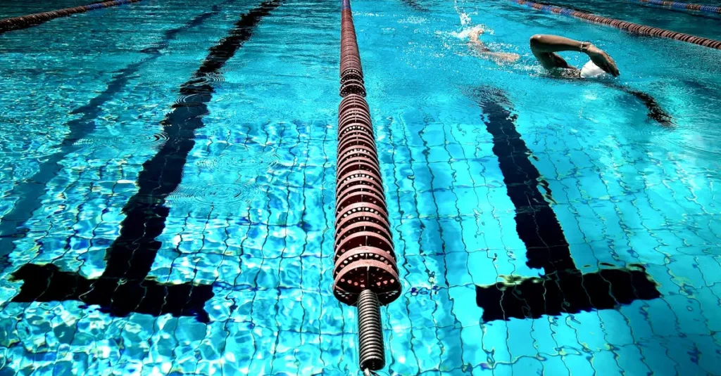 découvrez notre piscine de nage conçue pour les longueurs, parfaite pour l'entraînement et la détente.