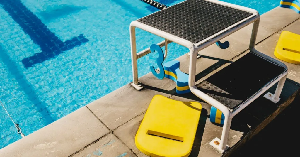 piscine à coque rectangulaire adaptée aux terrains en pente, offrant une installation facile et un design élégant pour optimiser votre espace extérieur.