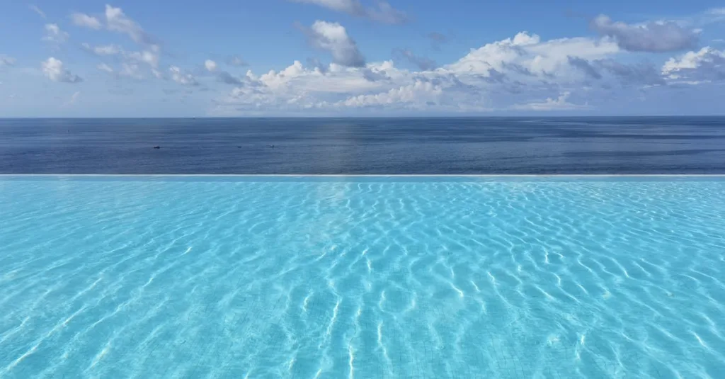 découvrez le plaisir ultime de la baignade avec une piscine à débordement, offrant une vue panoramique et un design élégant pour votre espace extérieur.
